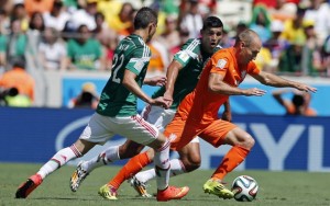 Arjen Robben pushes his way through Mexico's defence
